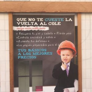 Escaparate para farmacia "Vuelta al cole"